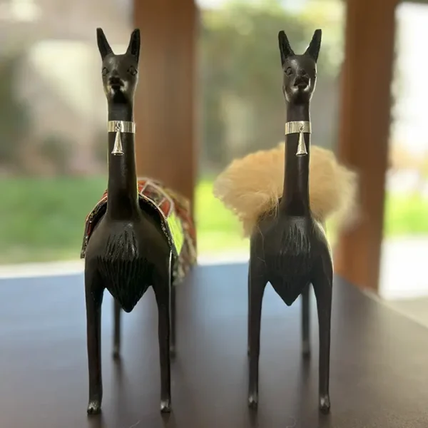 Escultura de Vicuña en Madera con Detalles en Plata - Imagen 3
