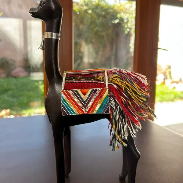 Escultura de Vicuña en Madera con Detalles en Plata - Imagen 4