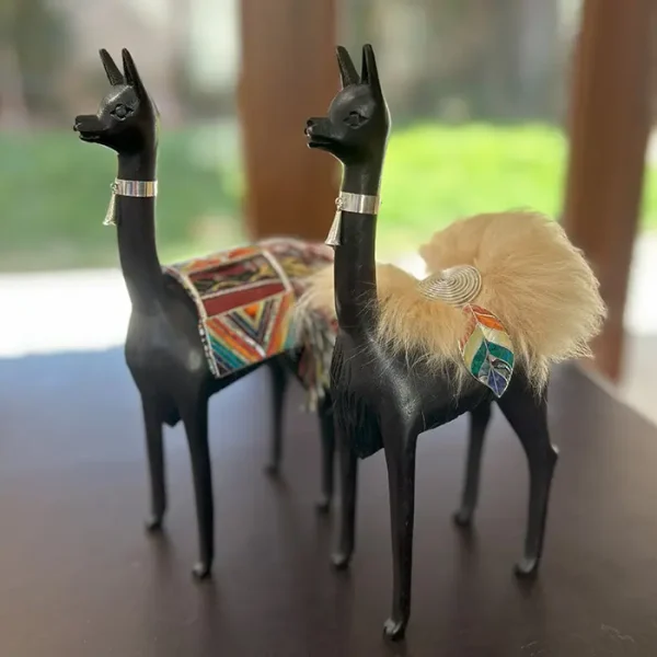 Escultura de Vicuña en Madera con Detalles en Plata - Imagen 2