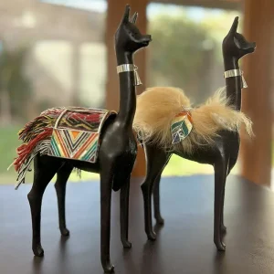 Escultura de Vicuña en Madera con Detalles en Plata